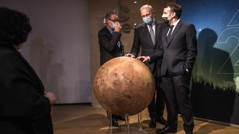 Svemir i Mars: Zašto nema Rusije u trci na Crvenu planetu 2 Makron s globusom Marsa