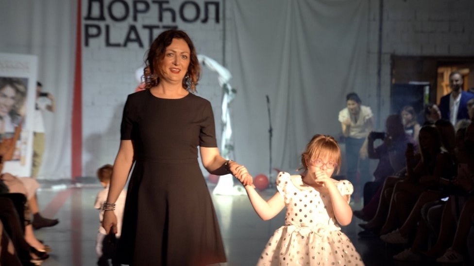 Roditelji i Srbija: Kako sam saznala da mi dete ima Daunov sindrom 4 Marija sa ćerkom Teodorom na Teodorinoj prvoj modnoj reviji