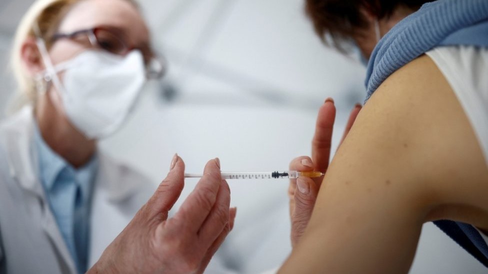 Korona virus: Stručnjaci traže još strože mere u Srbiji, u Engleskoj đaci u klupama prvi put od januara 1 A vaccination takes place in France