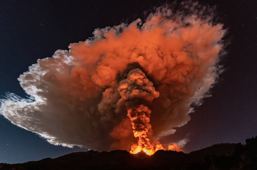 Italija i vulkan Etna: Život ispod diva koji se stalno budi i preti 10 Etna has sent up magnificent plumes of orange smoke