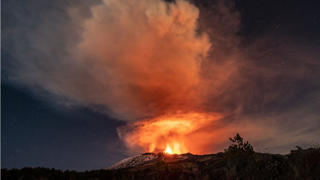 Italija i vulkan Etna: Život ispod diva koji se stalno budi i preti 2 Mount Etna erupting at night