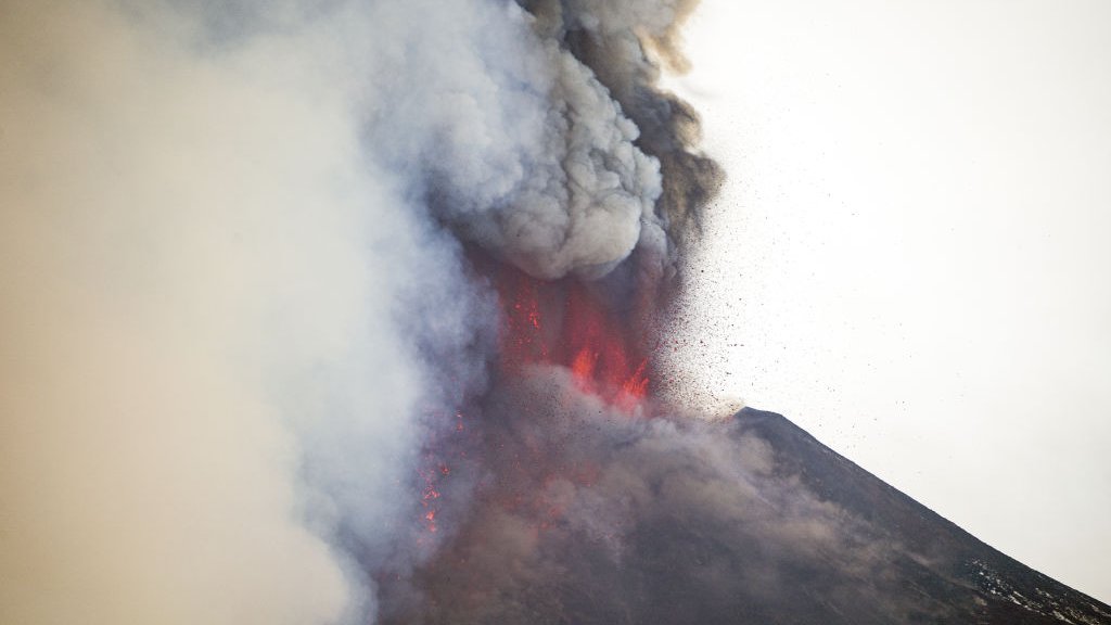 Italija i vulkan Etna: Život ispod diva koji se stalno budi i preti 4 Mount Etna erupting