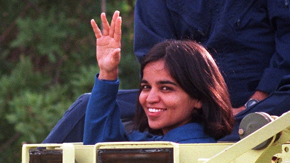 Svemir i imena: Zašto samo 26 žena ima svoj krater na Mesecu 10 US space shuttle Columbia crewmember Doctor Kalpana Chawla, native of Karnal India, waves to the media 03 November from the drivers seat of an M-113 personnel carrier after a stint at driving the escape vehicle during crew training at Kennedy Space Center.