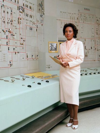 Svemir i imena: Zašto samo 26 žena ima svoj krater na Mesecu 11 Portrait of American computer scientist, mathematician, and engineer Annie Easley at NASA's Lewis Research Center (later Glenn Research Center), Brook Park, Ohio, 1960s.