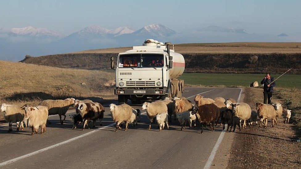 Rat oko Nagorno-Karabaha: Život pod budnim okom ruskih mirovnih snaga 7 Baranы-narušiteli