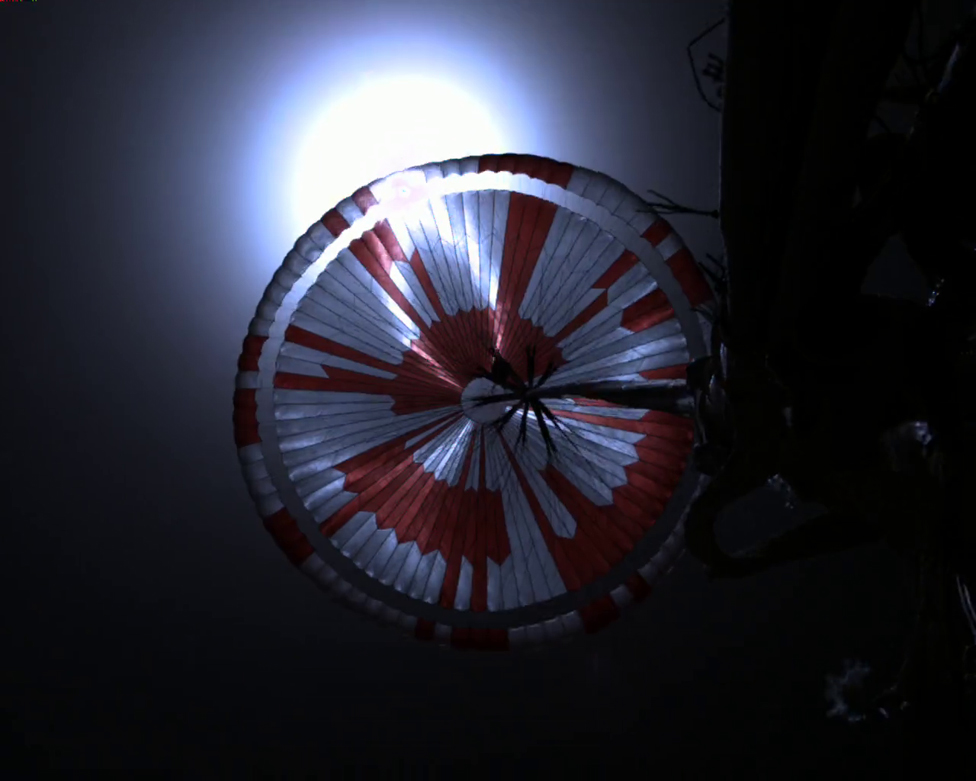 U fotografijama: Kako se rover Istrajnost provodi na Marsu 13 Parachute shot from the spacecraft's backshell during descent