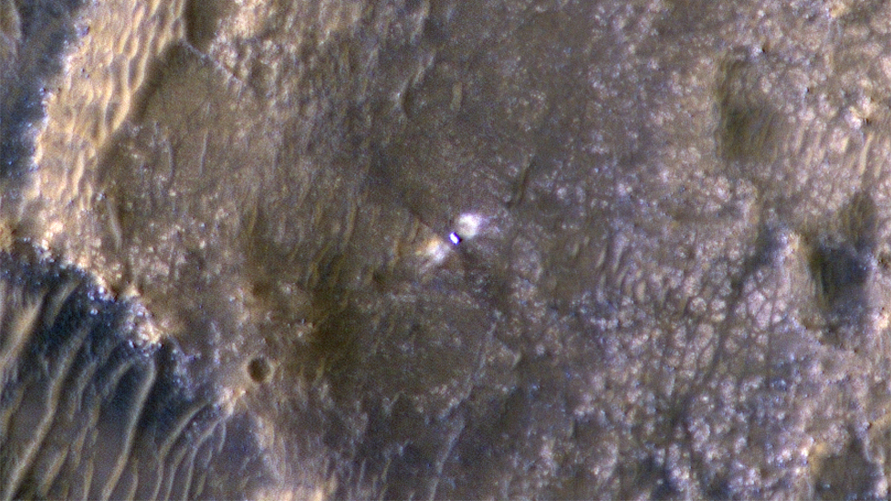 U fotografijama: Kako se rover Istrajnost provodi na Marsu 2 Enhanced colour image of the rover taken by the Mars Reconnaissance Orbiter high above the planet