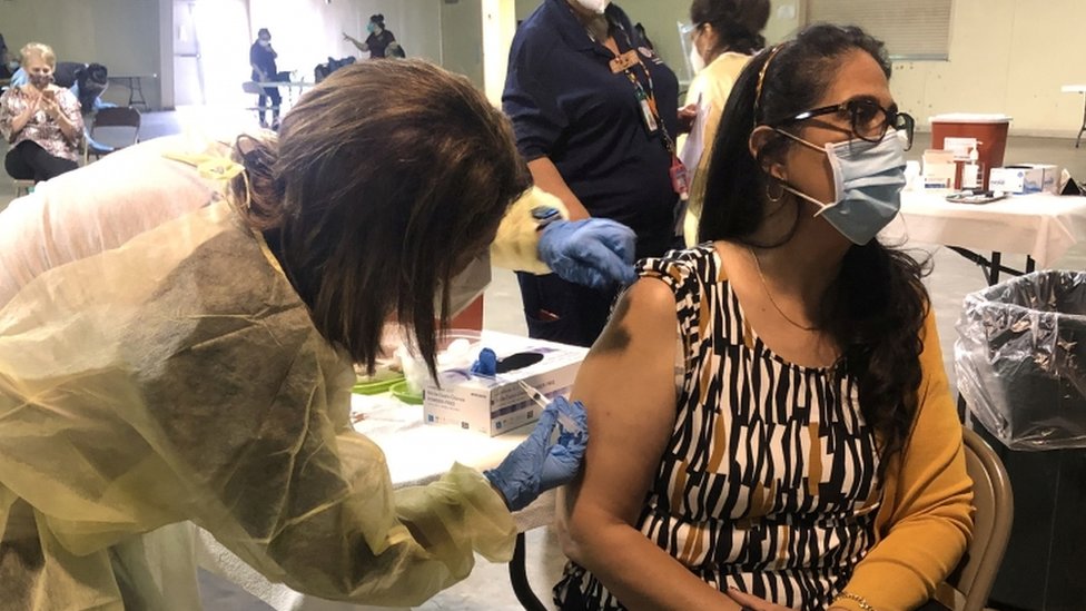 Korona virus: U Srbiji raste broj zaraženih, Nemačka odobrila Oksfordsku vakcinu za starije od 65 godina 1 A woman receives a Covid vaccine in Jim Hogg County, Texas
