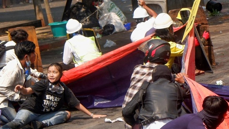 Državni udar u Mjanmaru: Najrvaviji dan od vojnog puča - ubijenoblizu 50 ljudi, uvedeno vanredno stanje 4 Protesters lie on the ground after police opened fire to disperse an anti-coup protest in Mandalay