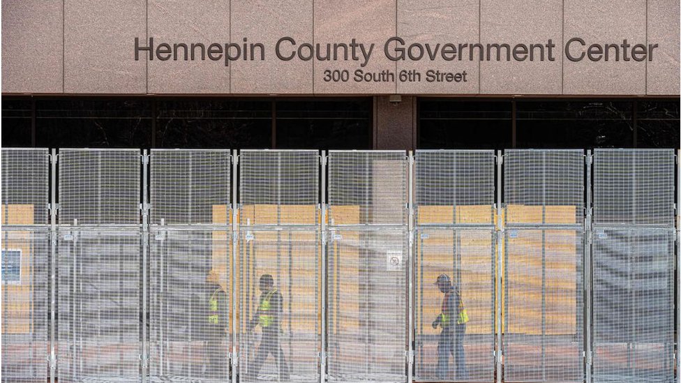 Ograde i bodljikava žica podignuti su oko zgrade suda u Mineapolisu
