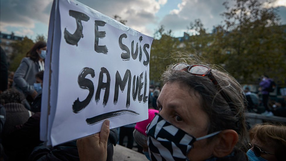 demonstrant s transparentom na kome piše Ja sam Samuel