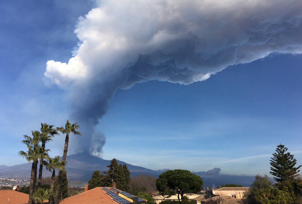 A cloud of ash sweeps over Valverde in Sicily