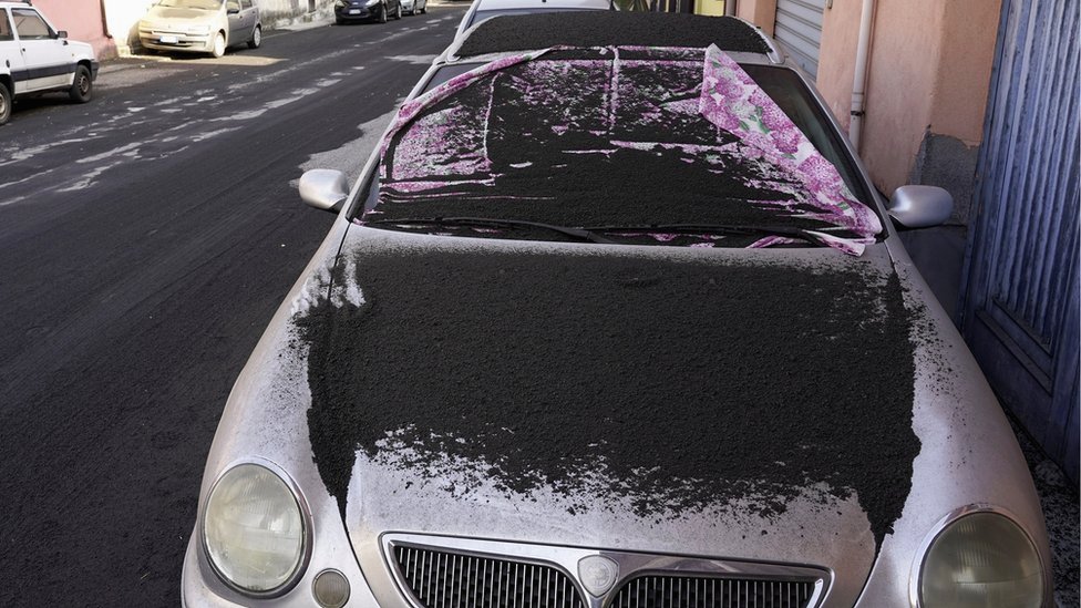 Italija i vulkan Etna: Život ispod diva koji se stalno budi i preti 6 A car is covered in volcanic ashes from Mount Etna in Santa Venerina, Italy, 28 February 2021