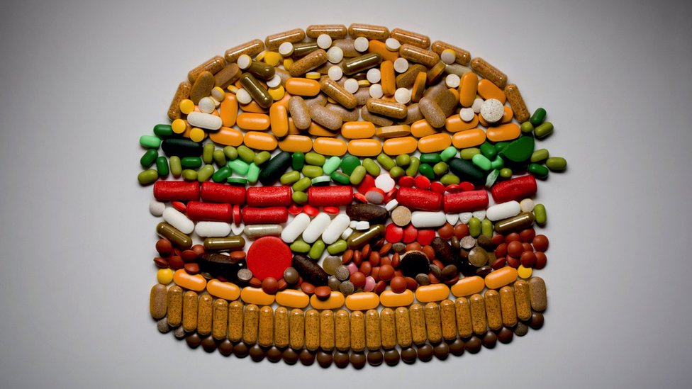 Korona virus i vitamin D: Zašto vam je potreban i kako može da pomogne u borbi protiv virusa kao što je Kovid 6 Concept image: a burger made up of pills and vitamins