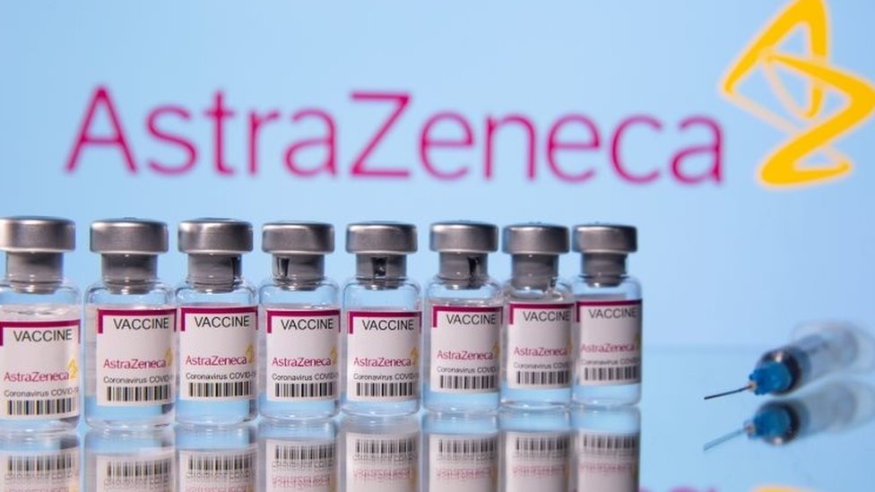 Korona virus: Srbija u iščekivanju strožih mera, Italija zaključana do posle Uskrsa 4 Vials labelled "Astra Zeneca COVID-19 Coronavirus Vaccine", and a syringe are seen in front of a displayed AstraZeneca logo. File photo