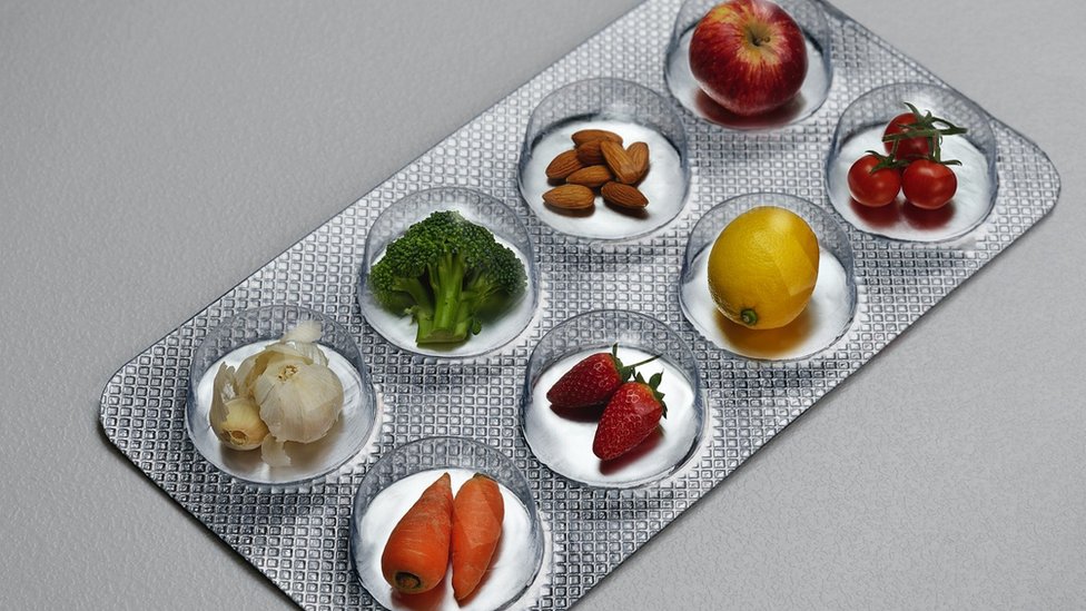 Korona virus i vitamin D: Zašto vam je potreban i kako može da pomogne u borbi protiv virusa kao što je Kovid 8 Concept image: foods in a pill blister