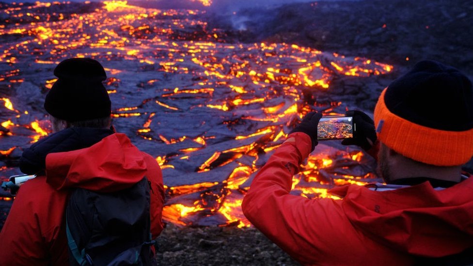 Erupcija vulkana na Islandu: Svi bi da vide prizor od kojeg zastaje dah, naučnici peku viršle na lavi 1 Iceland volcano