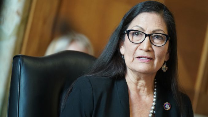 Deb Haland: Prva ministarka Indijanka 1