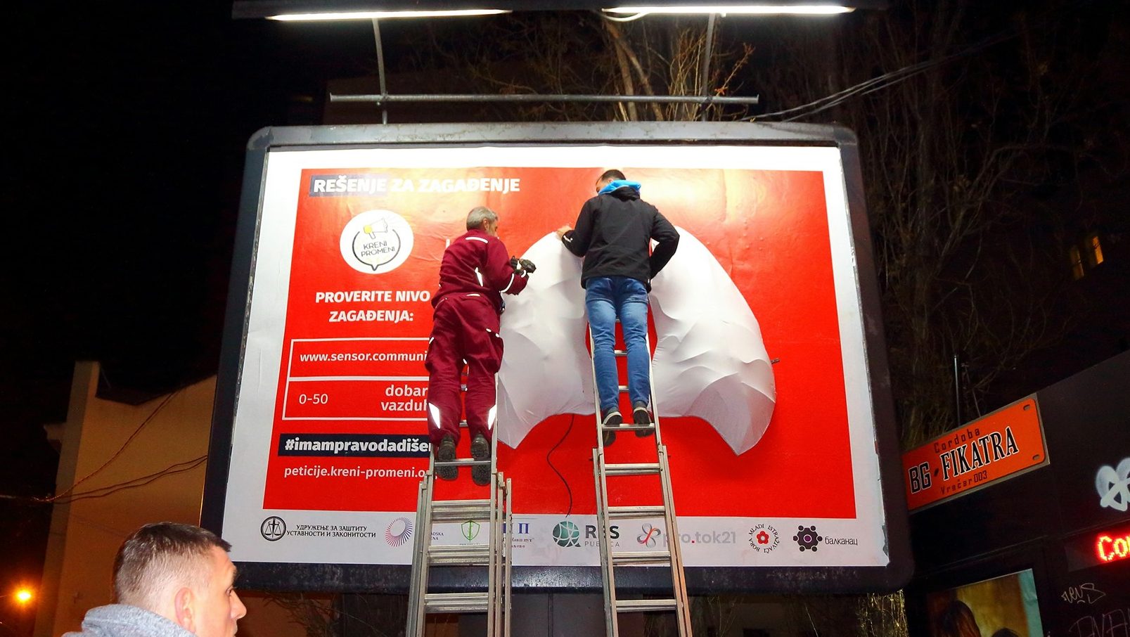 Aktivisti postavili novi bilbord s plućima koja mere zagađenje 1