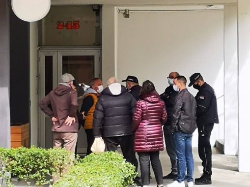 Potpisivanje peticije zbog bašte kafića Foto: Grupa Grupa građana "Šljunkara" Peticija protiv bašte kafića na zelenoj površini u Bulevaru kralja Aleksandra (FOTO) 5