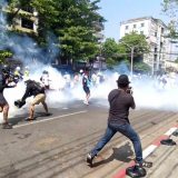 Šok bombe na demonstrante 4