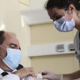 Francuski premijer primio prvu dozu vakcine proizvođača Astrazeneka 2