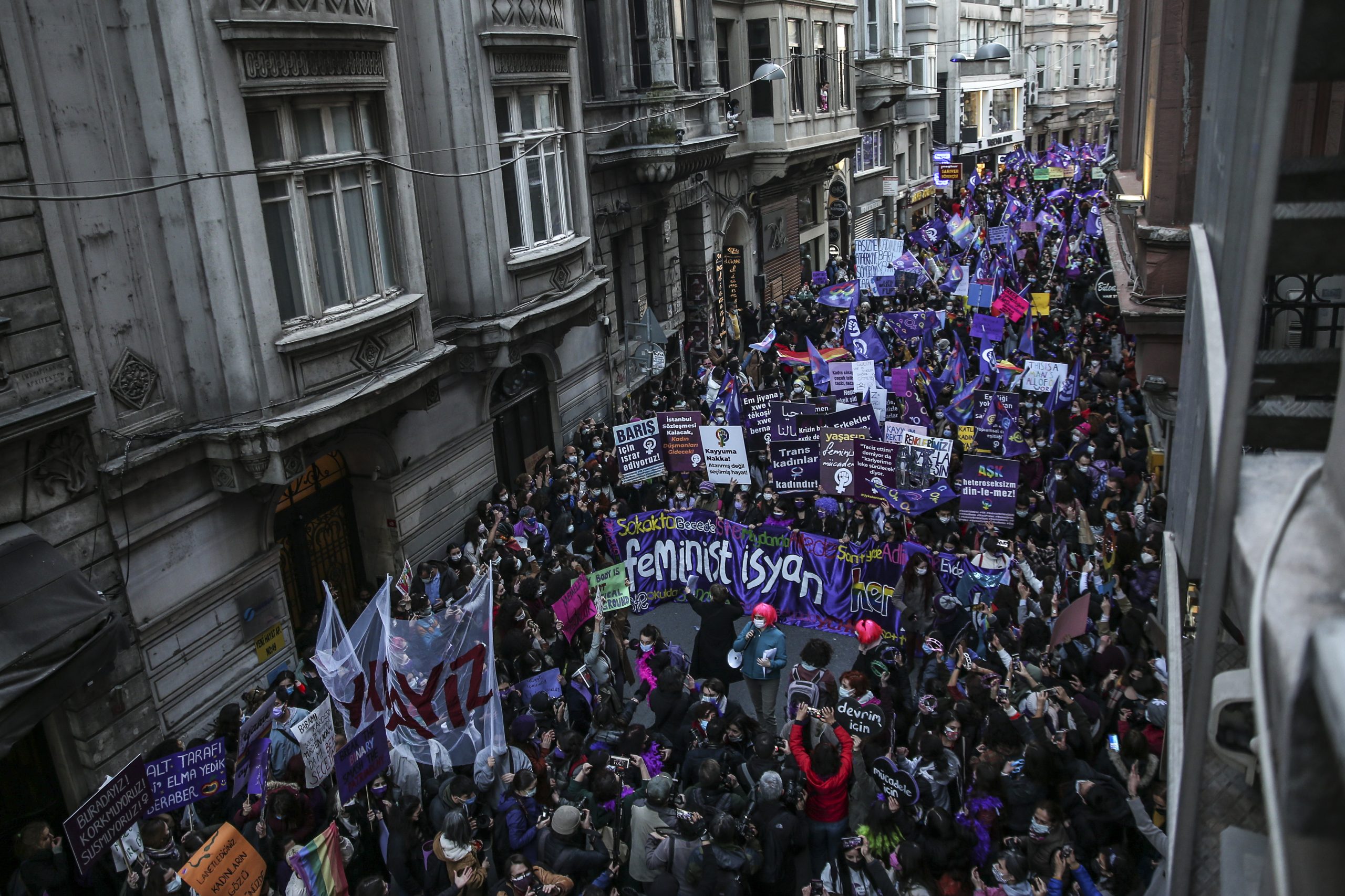 Hiljade ljudi u Istanbulu tražilo da se zaustavi nasilje nad ženama u Turskoj 1