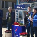 Kraljevački „Narodnjaci“ delili ruže sugrađankama 12