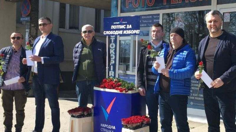 Kraljevački „Narodnjaci“ delili ruže sugrađankama 1