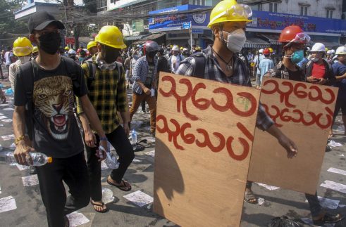 Policija u Mjanmaru suzavcem i bojevom municijom na demonstrante, šest osoba poginulo (FOTO) 8