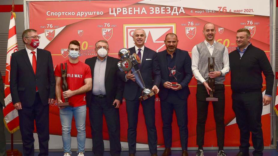 Fudbalskom klubu Crvena zvezda nagrada za najbolji kolektiv SD 1