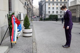 Polaganje venca Ispred zgrade Vlade gde je ubijen Zorana Đinđića, Ana Brnabić Obeležavanje godišnjice ubistva Zorana Đinđića 5