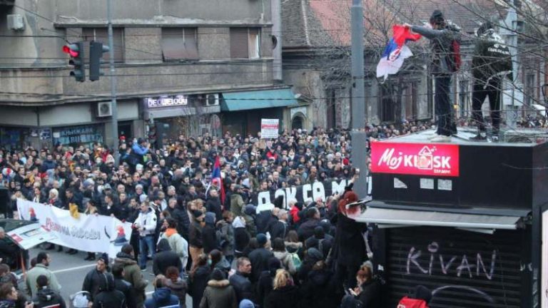 Ujedinjeni protiv kovida: Protest i kolo oko spomenika Stefanu Nemanji "sumrak pameti" 1