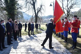 Delegacija crnogorske Vlade položila venac na Cetinju, nekoliko desetina građana protestovalo (VIDEO) 4