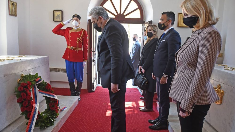 Delegacija crnogorske Vlade položila venac na Cetinju, nekoliko desetina građana protestovalo (VIDEO) 1