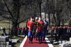 Delegacija crnogorske Vlade položila venac na Cetinju, nekoliko desetina građana protestovalo (VIDEO) 8