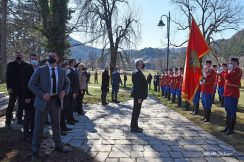 Delegacija crnogorske Vlade položila venac na Cetinju, nekoliko desetina građana protestovalo (VIDEO) 7