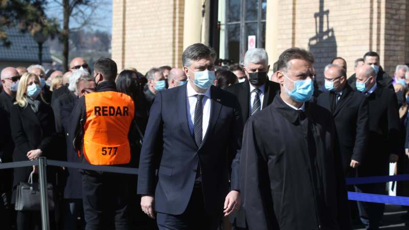 Više hiljada ljudi na sahrani gradonačelnika Zagreba uprkos restriktivnim merama 1