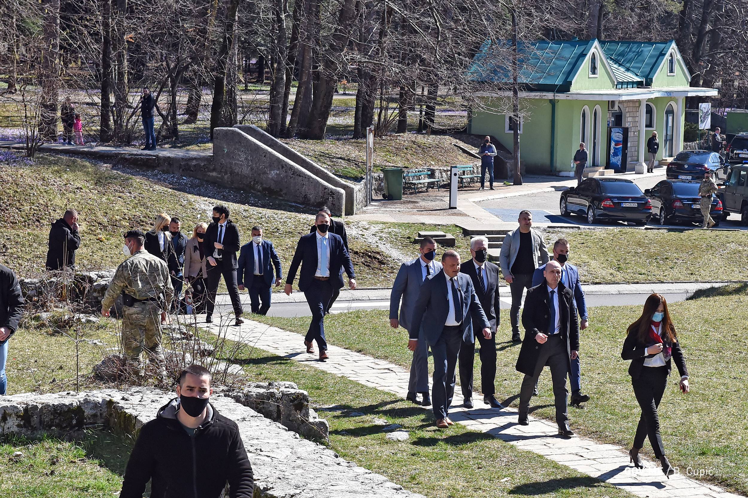Delegacija crnogorske Vlade položila venac na Cetinju, nekoliko desetina građana protestovalo (VIDEO) 3