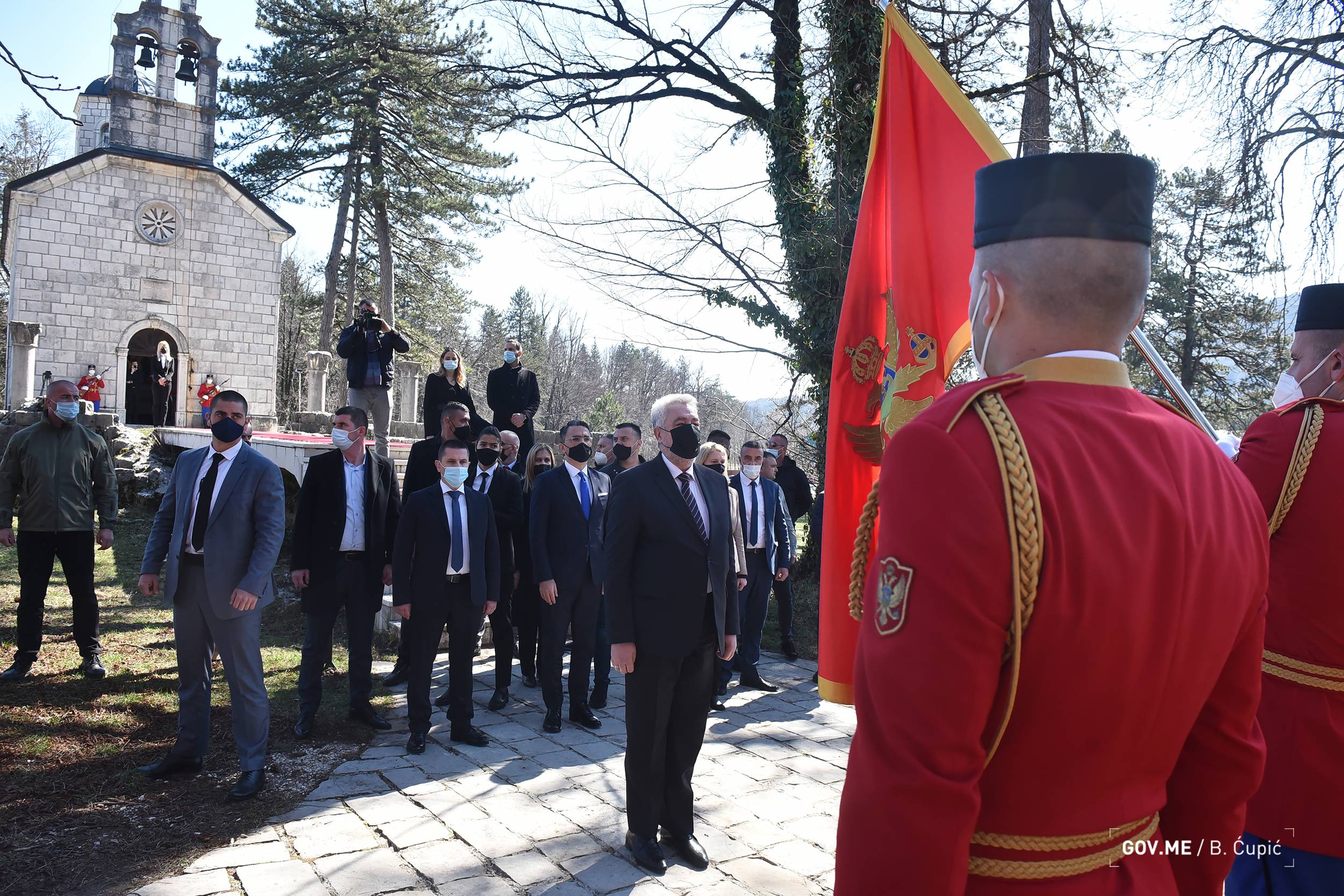 Delegacija crnogorske Vlade položila venac na Cetinju, nekoliko desetina građana protestovalo (VIDEO) 2