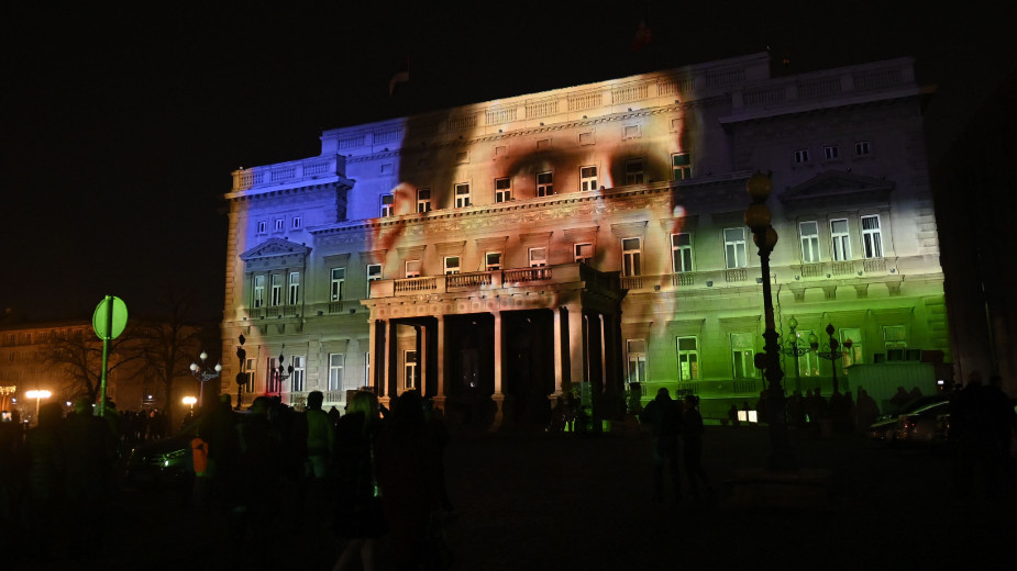 Novakovi uspesi na fasadi Starog dvora (FOTO) 1