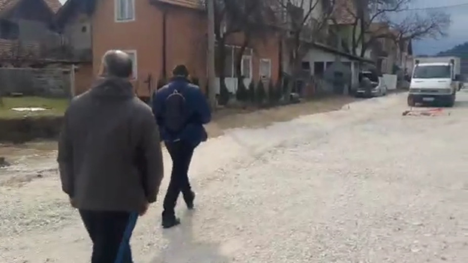 Zaječar: Aktivisti sa spiskovima patroliraju oko biračkog mesta, pretili novinaru 1