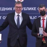 Vučić uručio medalje lekarima 14