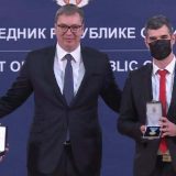 Vučić uručio medalje lekarima 5