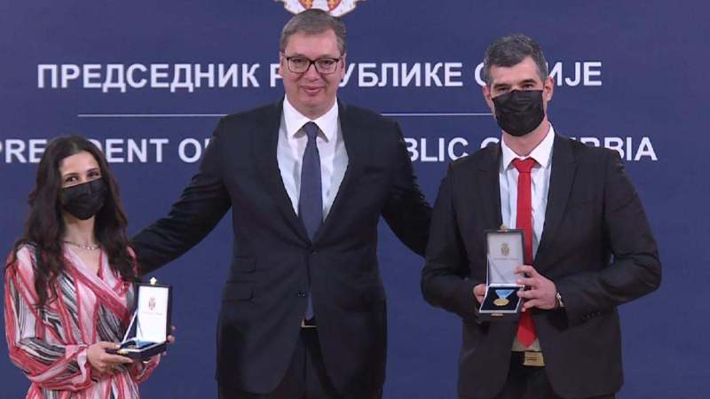 Vučić uručio medalje lekarima 1