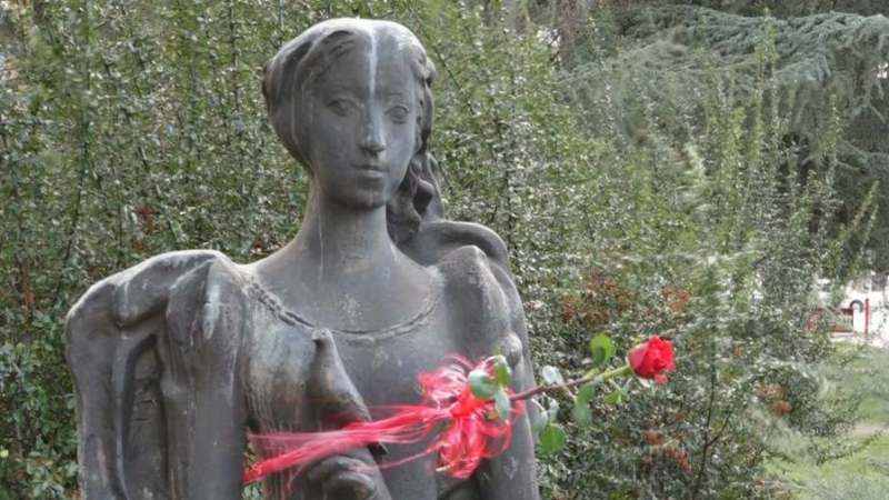 Položeno cveće na spomen obeležje Mileni Pavlovic Barili 1