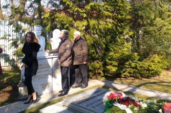 POZAREVAC Nikola Sainovic na grobu Milosevica Obeležena decenija i po od smrti Miloševića (FOTO) 2