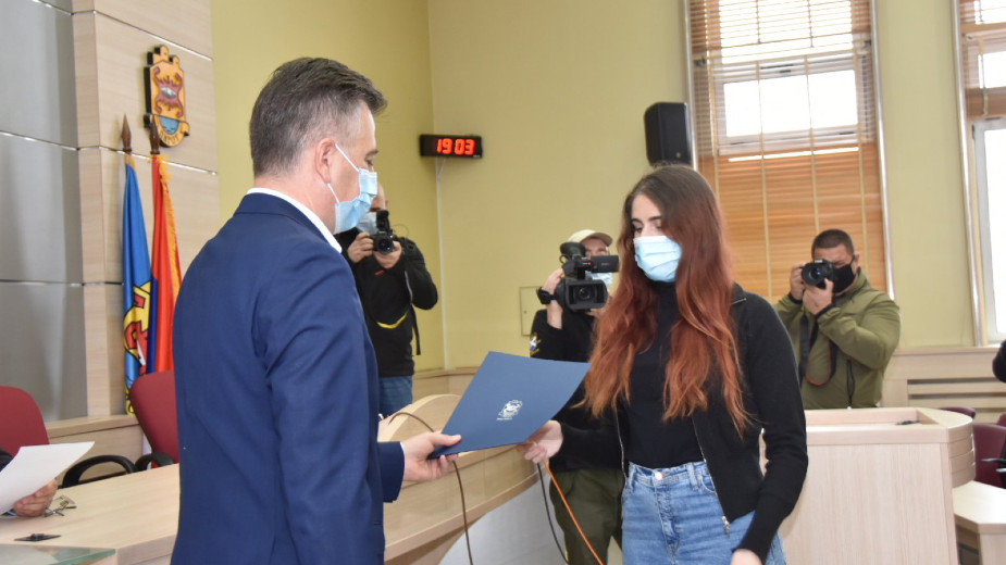 Potpisani ugovori o stipendiranju najuspešnijih studenata iz Pirota 1