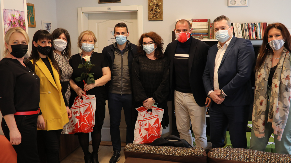 Mozzart i FK Crvena zvezda u poseti sigurnoj kući, Stanković i Gajić pružili podršku ženama 1