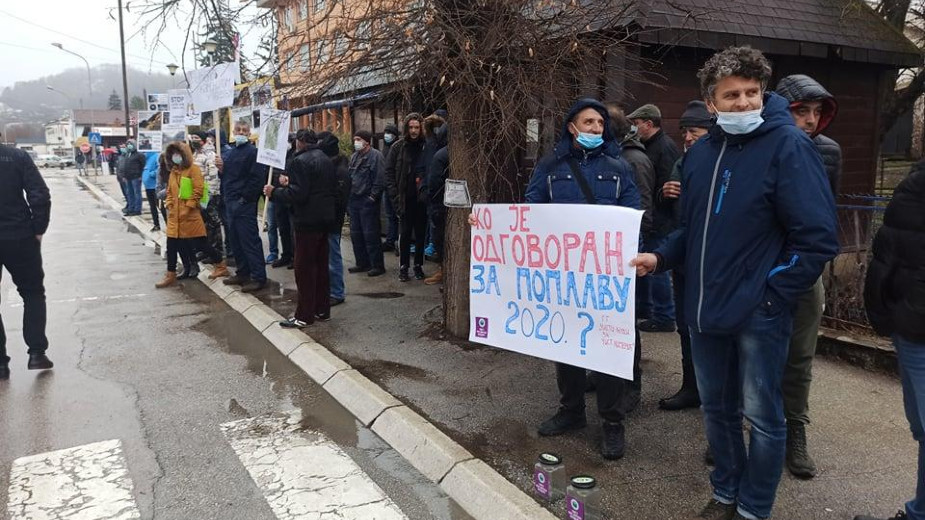 Protest u Kosjeriću tokom posete Brnabić 1